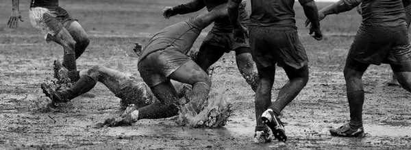 Rugby: Zweikampf im Schlamm