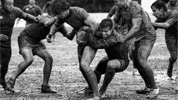 Rugby: ein Spieler trägt den Ball durch